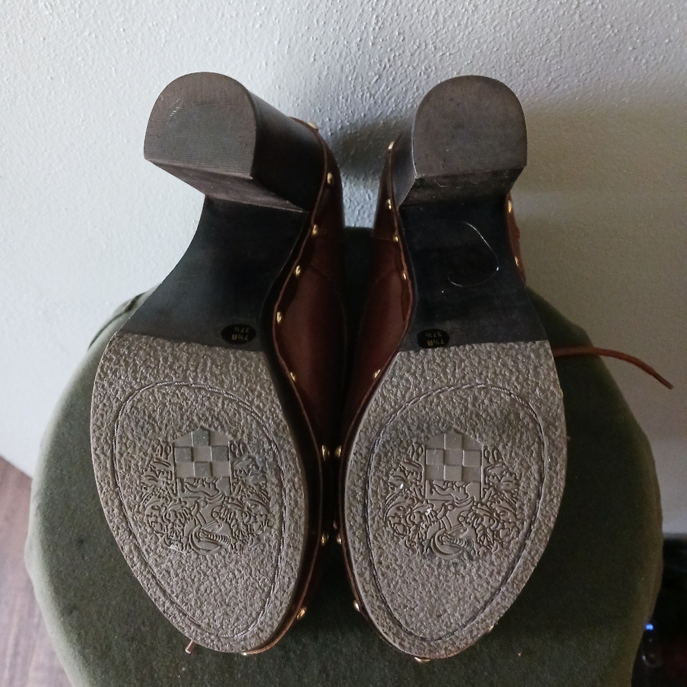 Shoes - Picture 6 of 8